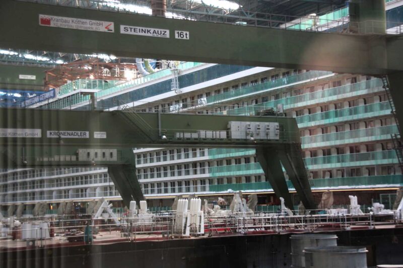 Cruiseschip dat op scheepswerf wordt gebouwd