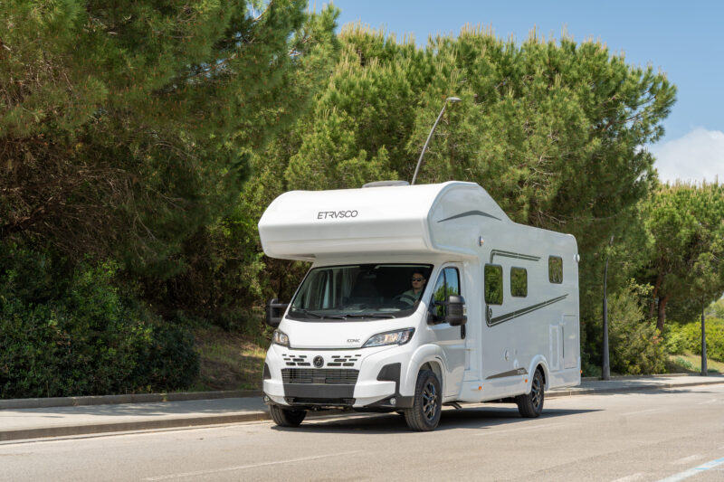 Alkoof camper van Etrusco rijdend op een weg