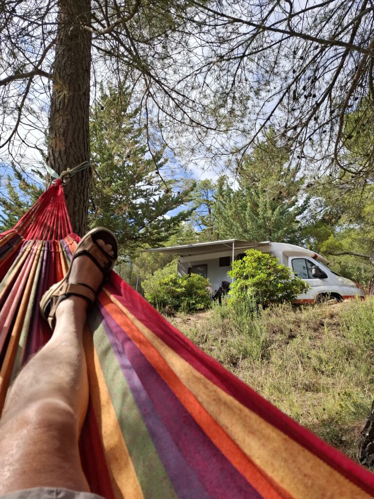 Camperaar in de hangmat