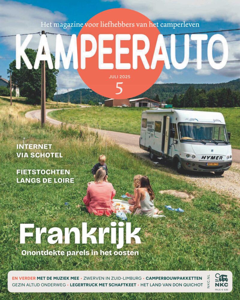 Cover van Kampeerauto 5-2025 met gezin dat aan het picknicken is in Frankrijk