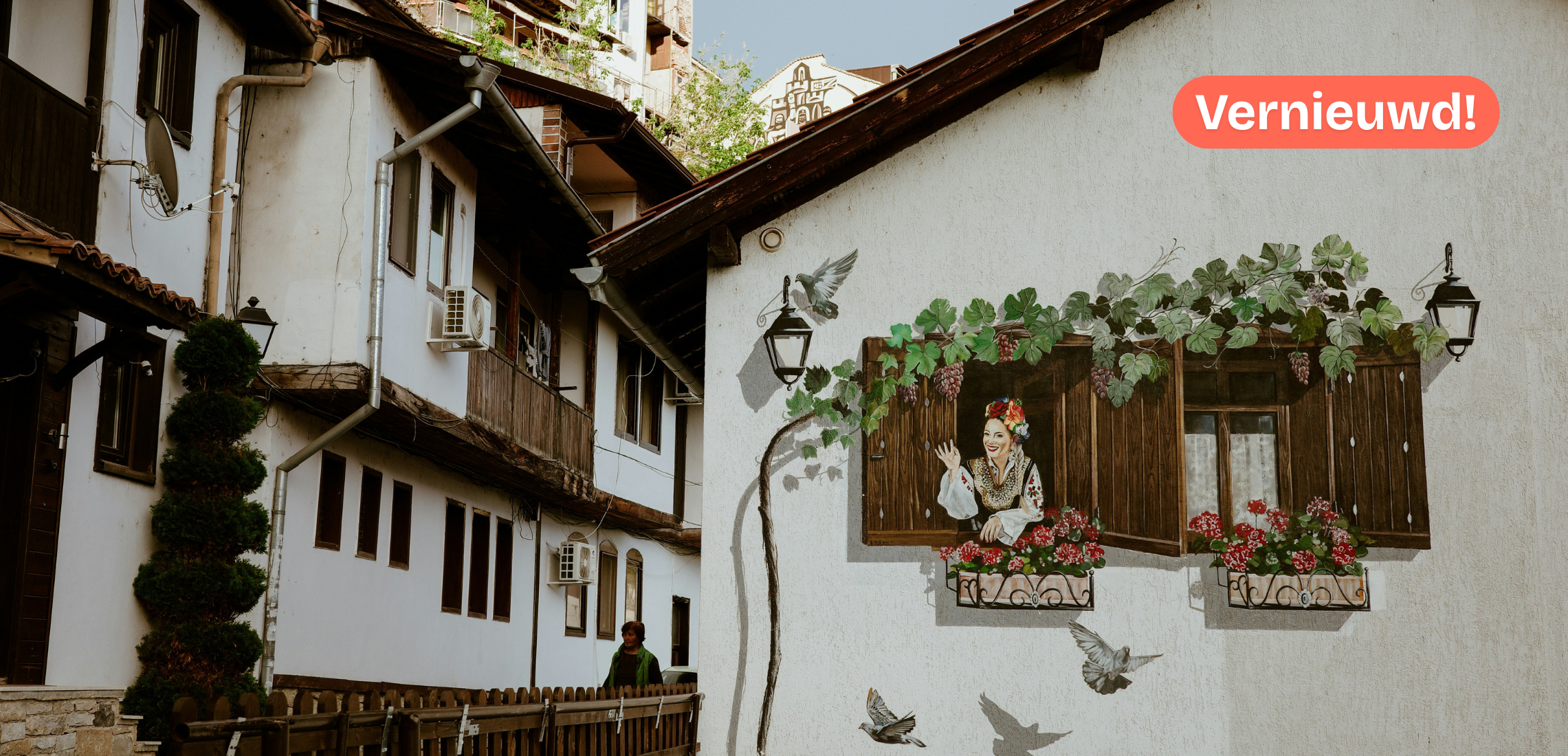 Muurschildering van een vrouw in een raam, Veliko Tarnovo, Bulgarije
