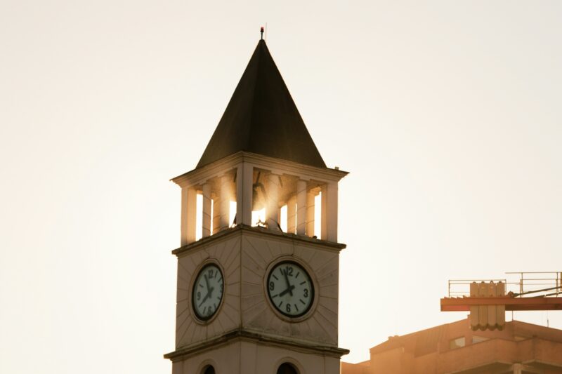 Kerktoren in Tirana, Albanië