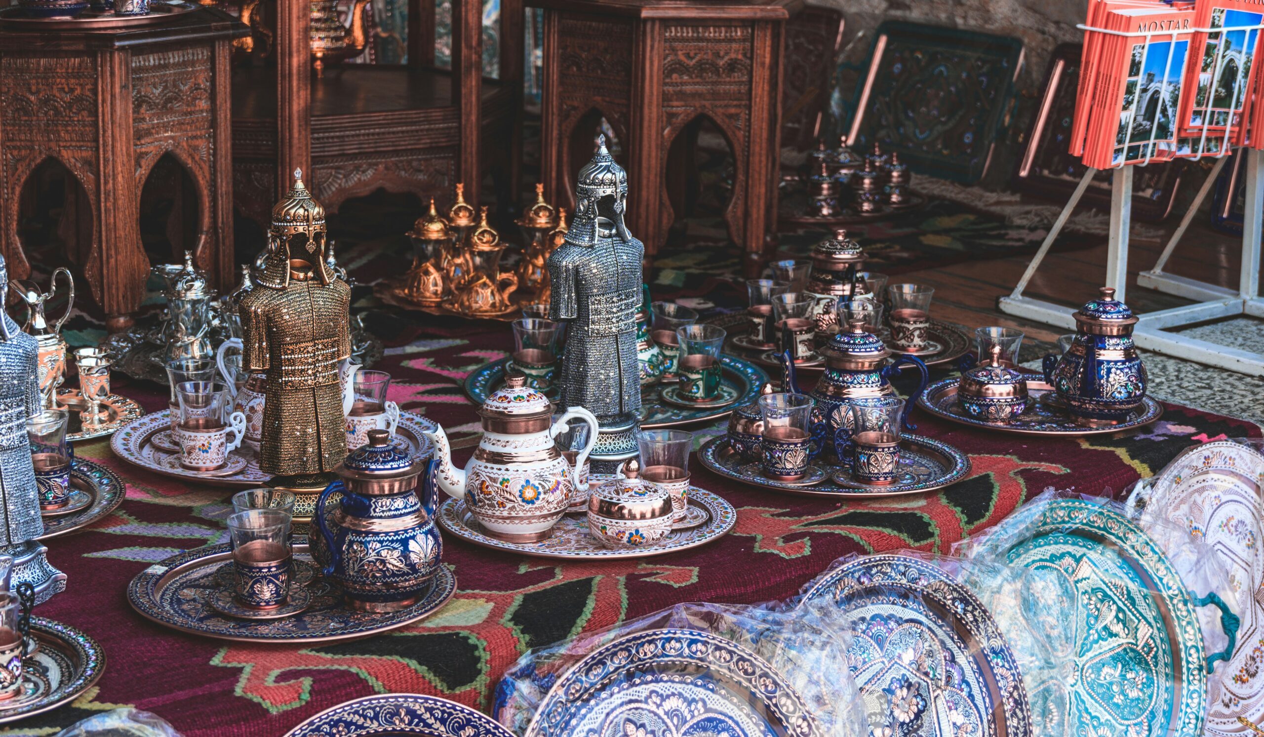 Traditioneel servies op markt in Mostar, Bosnië