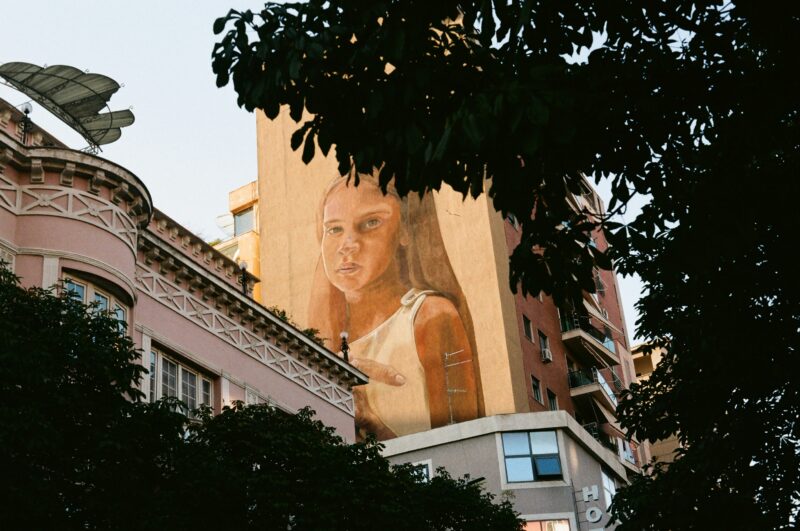Muurschildering van meisje in Tirana, Albanië
