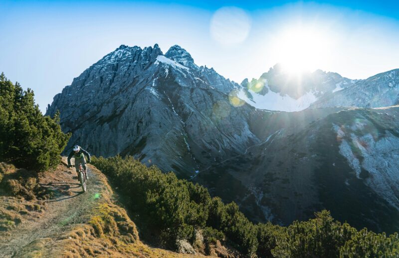 Fietser op bergpad in Innsbruck, Oostenrijk