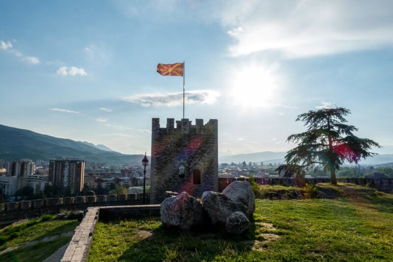 Uitzicht op Skopje vanaf een fort, met de vlag van Noord-Macedonië