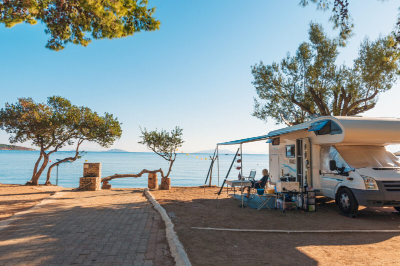 iStock-camper-griekenland-zee-strand-buitenleven