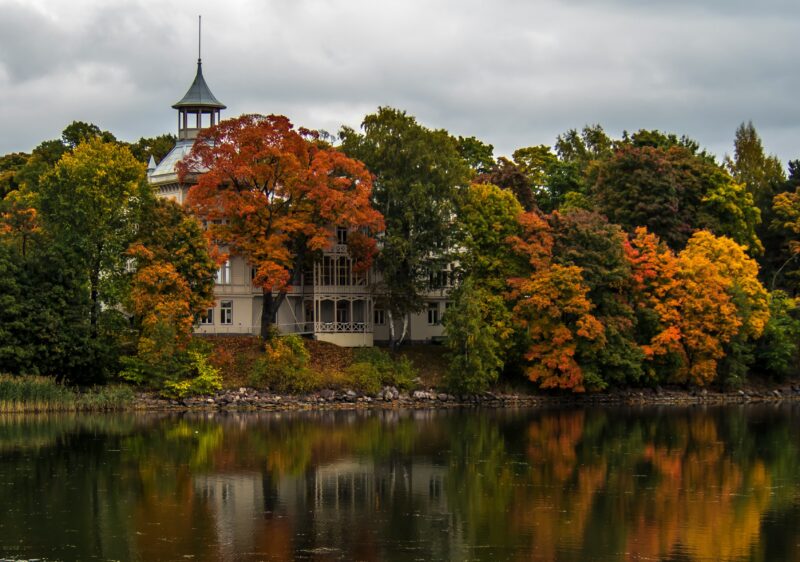 Huis aan het water tussen bomen in Helsinki, Finland