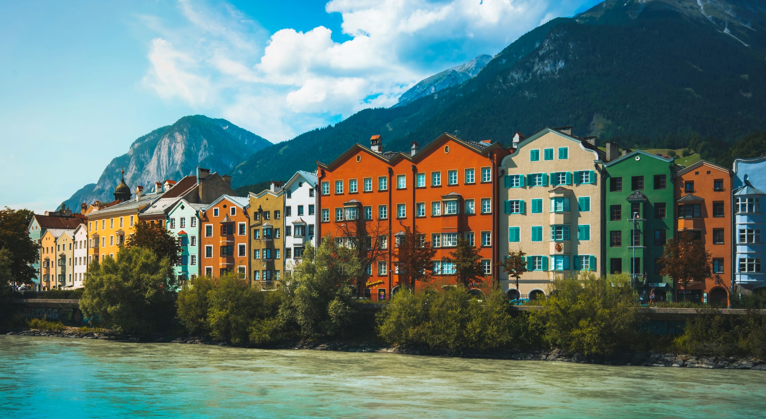 Gekleurde huizen in Innsbruck, Oostenrijk
