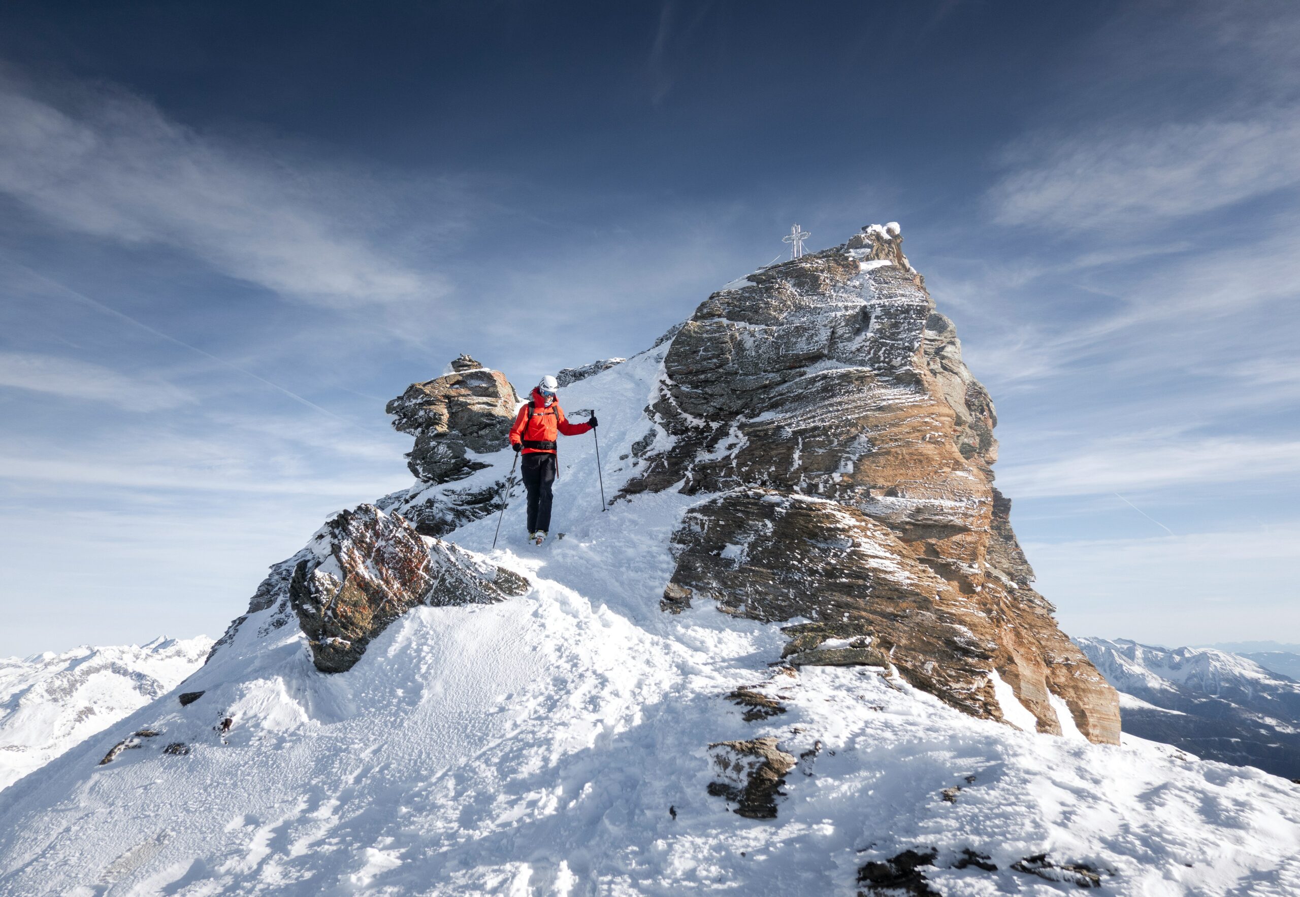 Skiër op Oostenrijkse bergtop