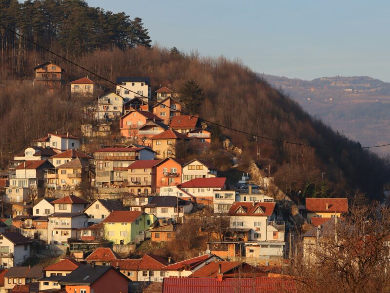 Huizen op een berg in Sarajevo, Bosnië