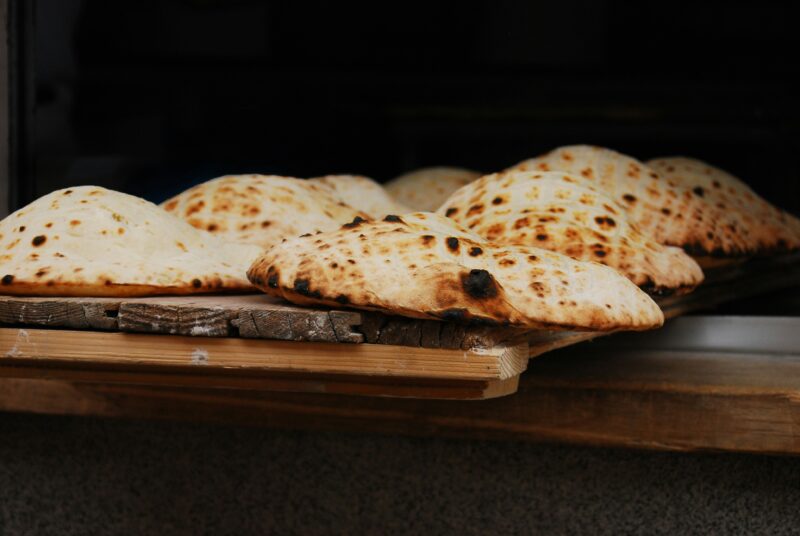 Versgebakken platbrood uit een houtoven