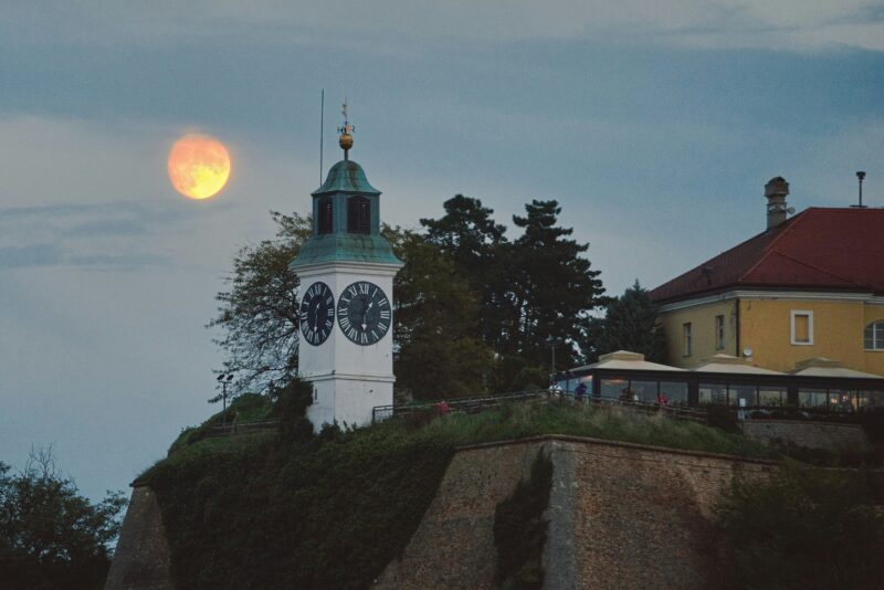 Klokkentoren van het Petrovaradin-fort in Novi Sad, Servië
