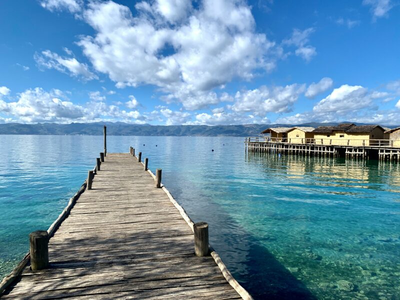 Houten steiger in Ohrid, Noord-Macedonië
