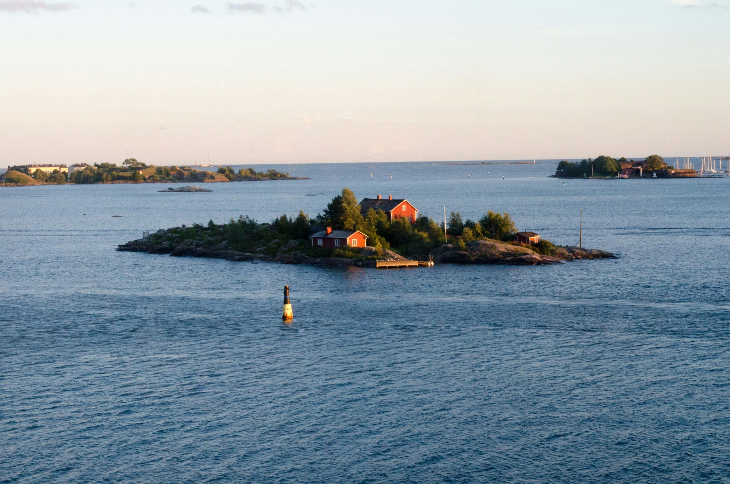 Kleine huisjes op een eiland bij Helsinki, Finland