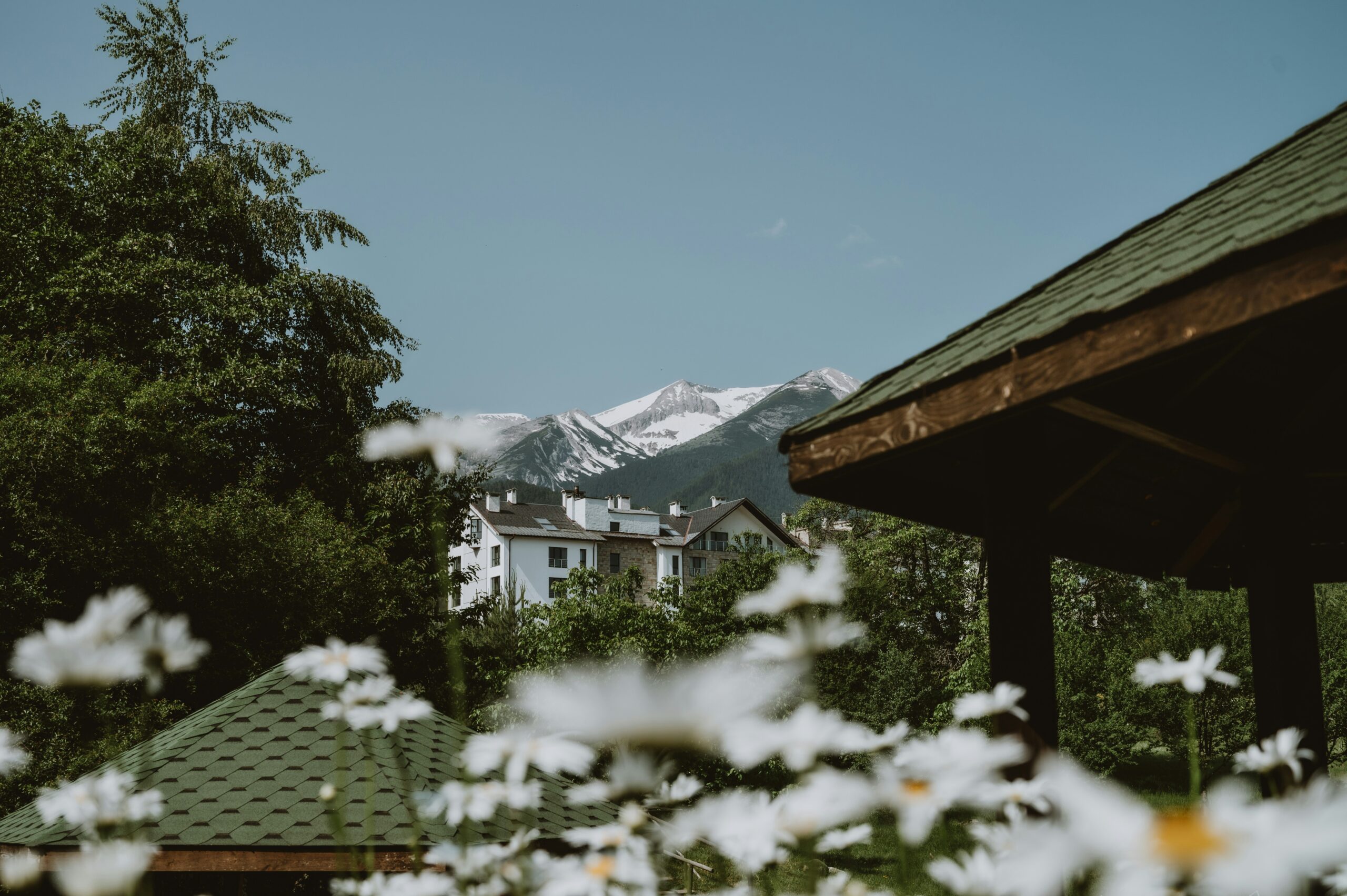 Uitzicht op huis tussen bergen, Bansko, Bulgarije