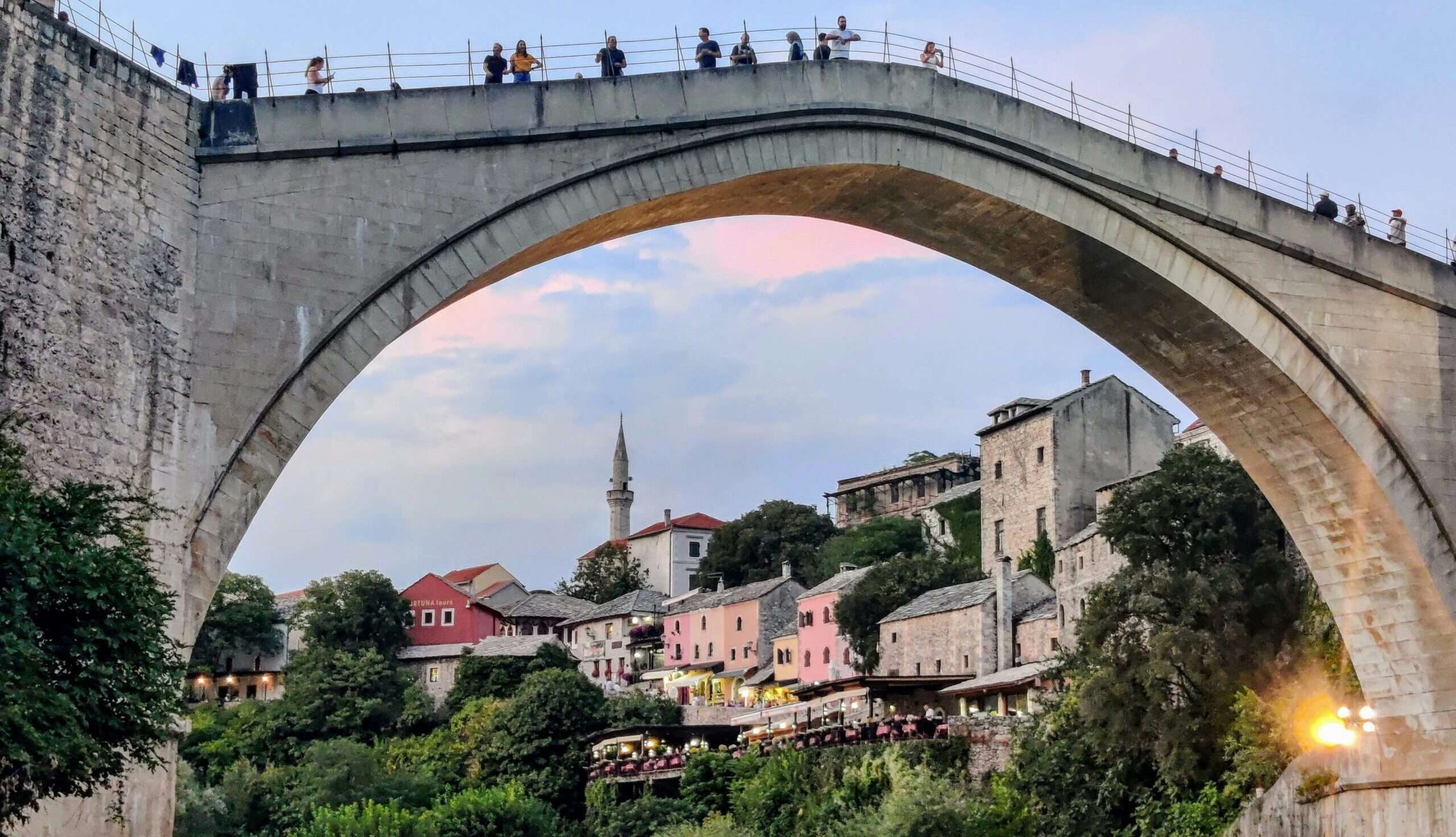 Doorkijk onder brug in Mostar, Bosnië