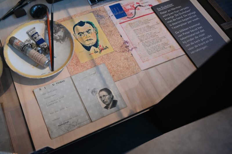 Vervalst persoonbewijs en verzetskrantje Onderduikermuseum De Duikelaar