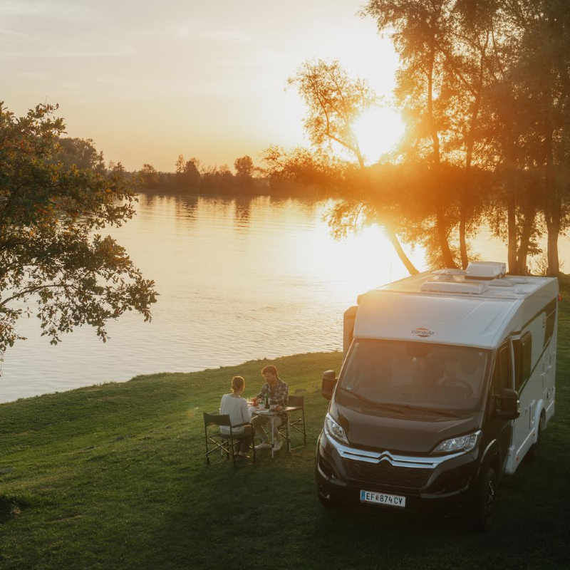 WohnmobilPaarFlussufer_OberoesterreichTourismusCMVisuals (2)