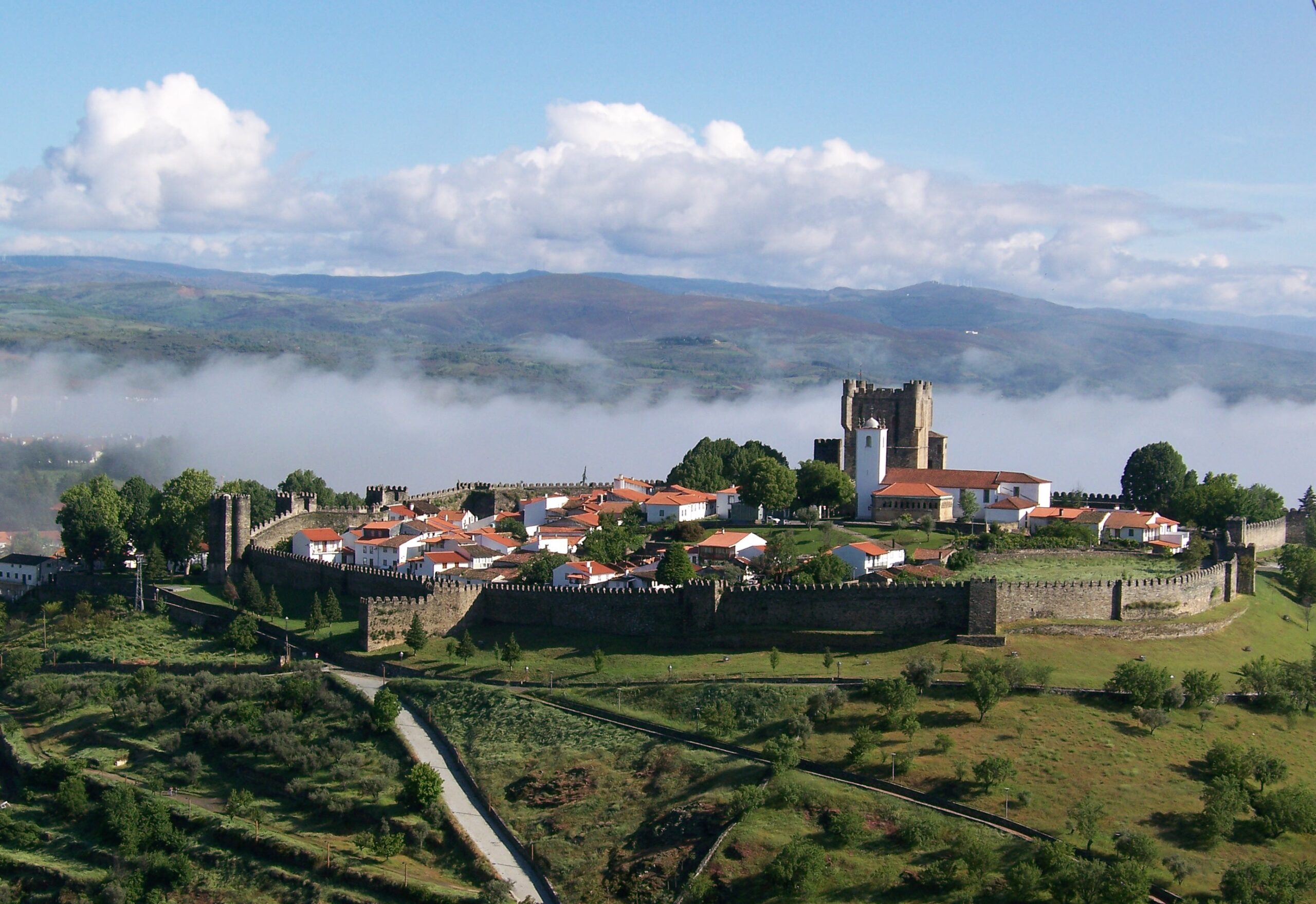 Fort op heuvel in Bragança, Portugal