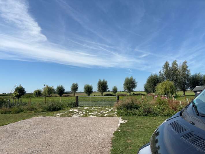 uitzicht-camperplaats-camper-erf-achter-de-sloot