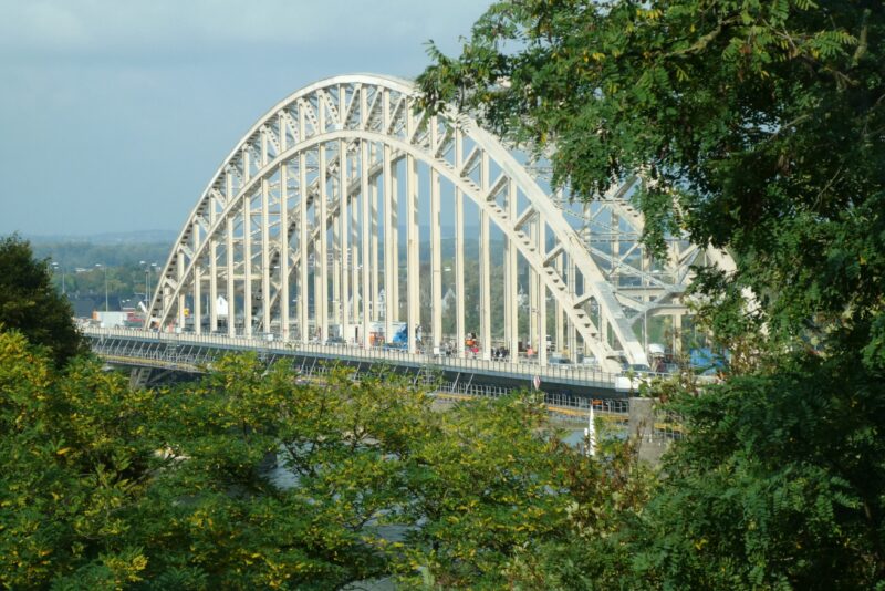 Uitzicht op brug van Nijmegen, Nederland