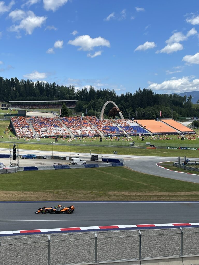 Mclaren en zicht redbull tribune