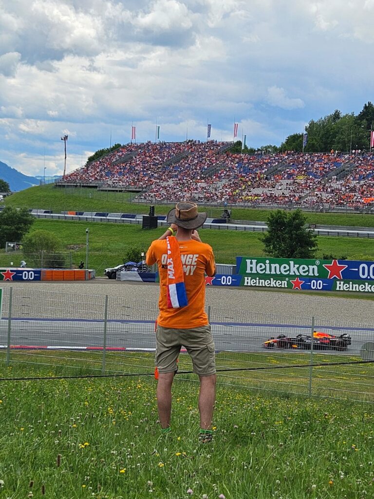 Toeschouwer maakt foto van F1 auto en omgeving