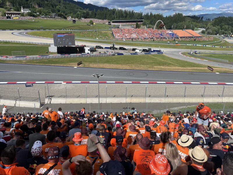 Redbu;; tribune racedag