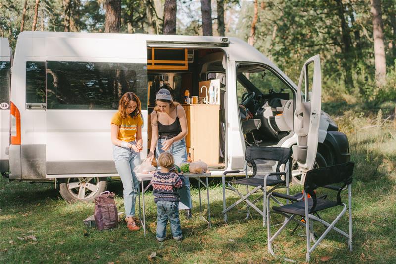 camper met moeder en kinderen