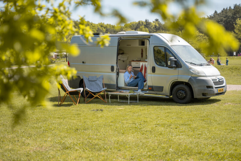 Camper in het groen