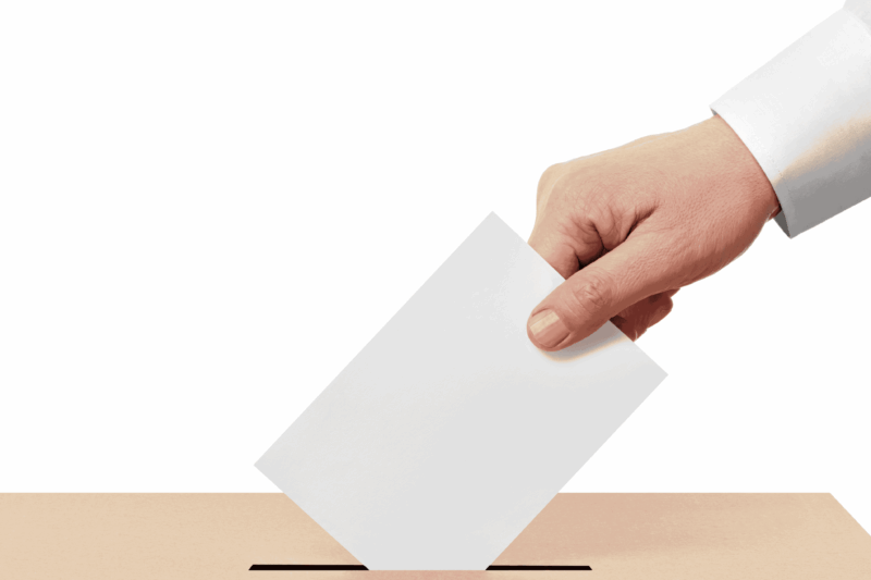 Stemmen verkiezing Tweede Kamer - hand doet formulier in stembus