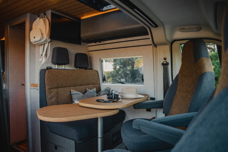 hymer_redwood_esstisch-c-hymer-gmbh-co.-kg
