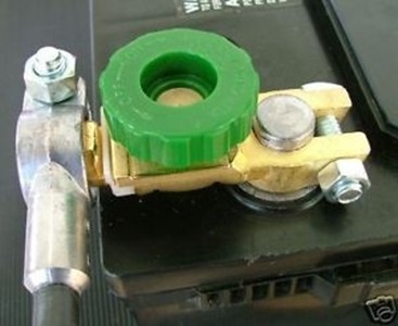 Massaschakelaar direct op accu gemonteerd