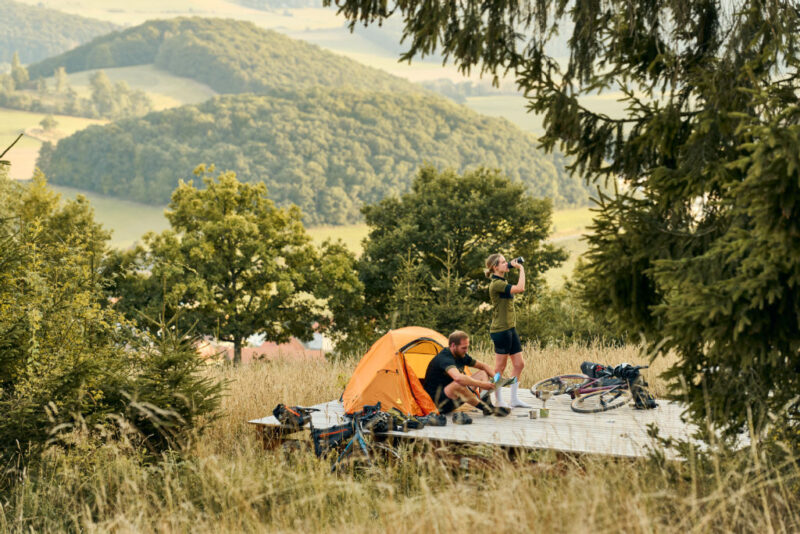 Fietsers kamperen in Natuurpark Diemelsee
