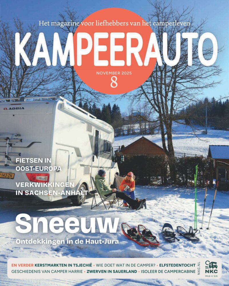 Cover Kampeerauto 8-2025 met daarop een camper in de sneeuw