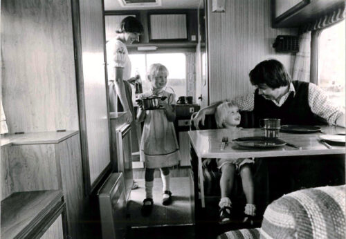 Zwart-witfoto van gezin in camper - ter illustratie