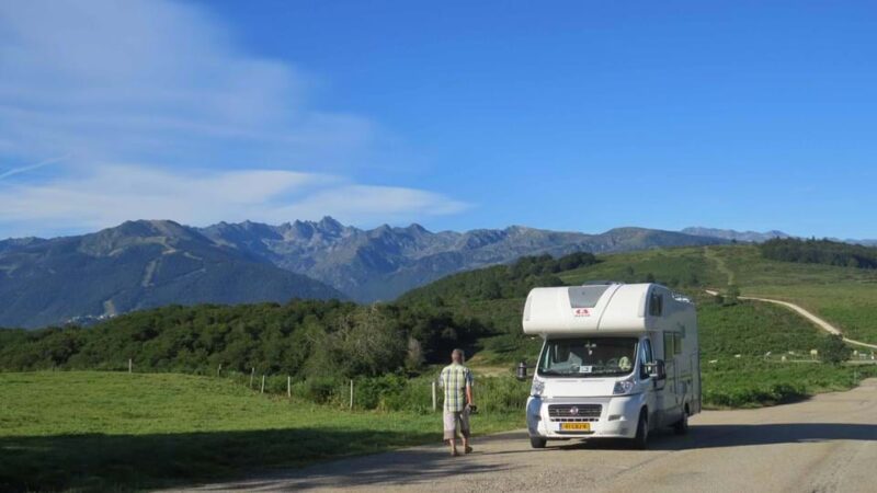 Frankrijk-en-Spanje-pyreneeen-bergen-camper-weg-man