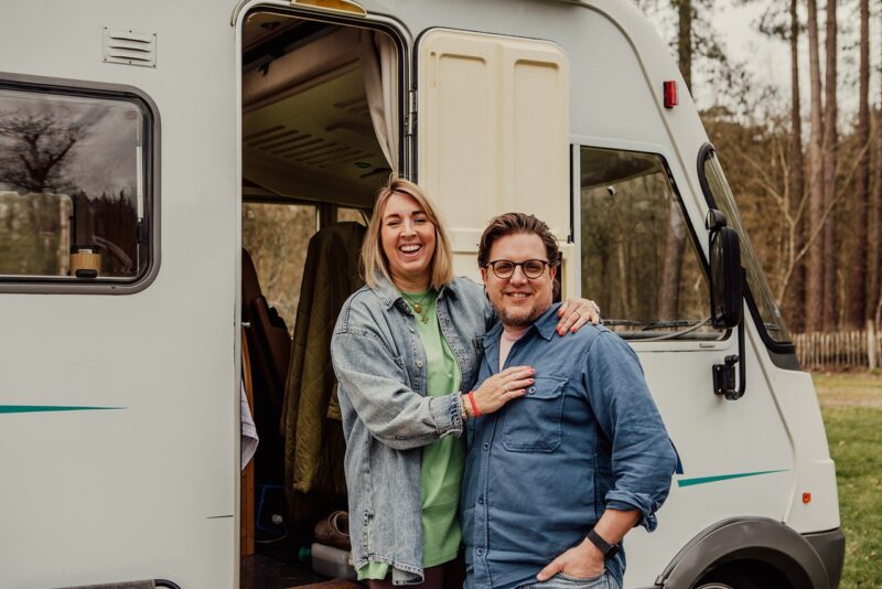 Jannes en Hannah van de Podcast Hannah's Hymer bij hun camper