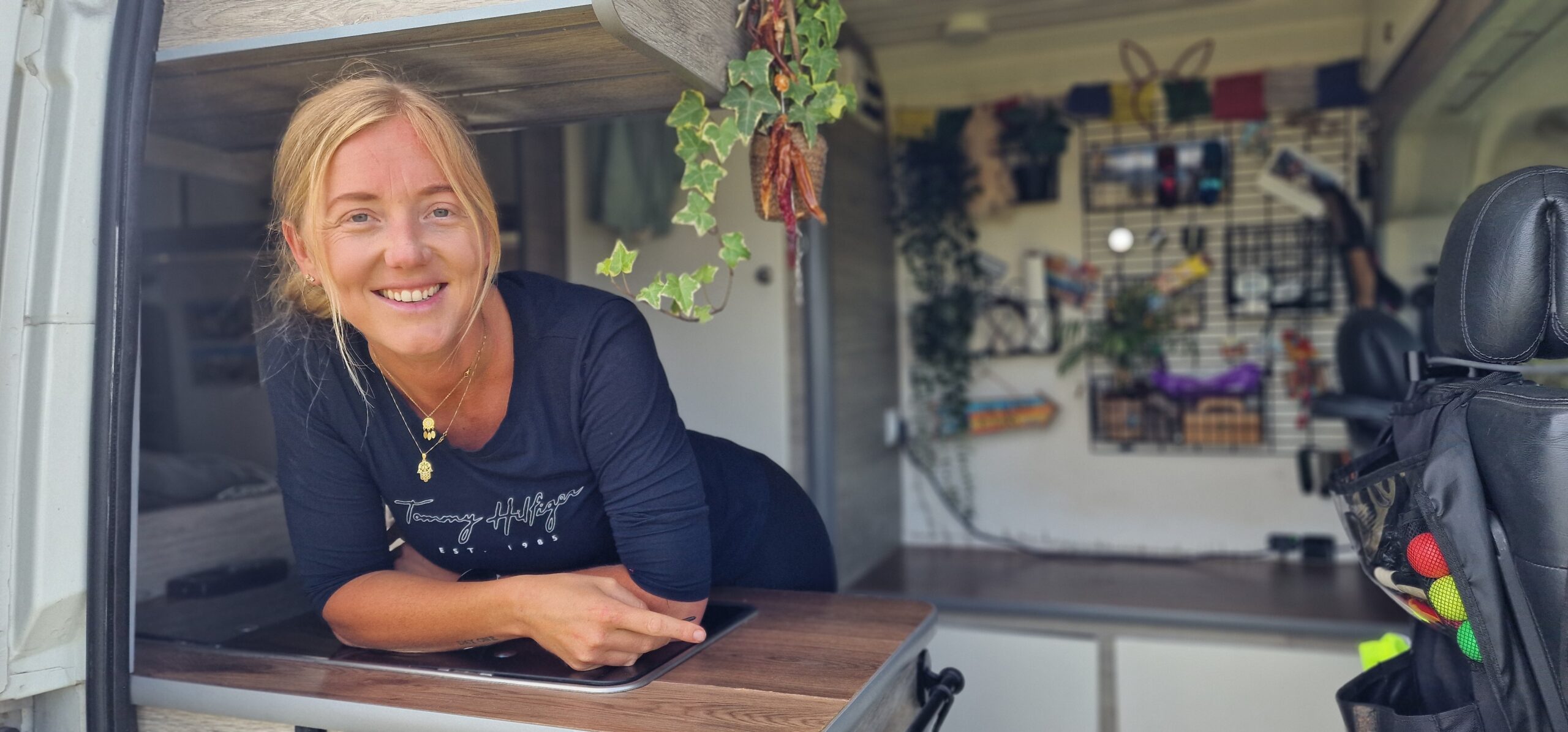 vrouw in haar camper