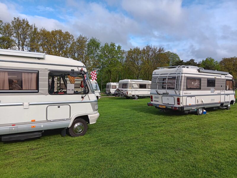 campers op een oldtimerweekend