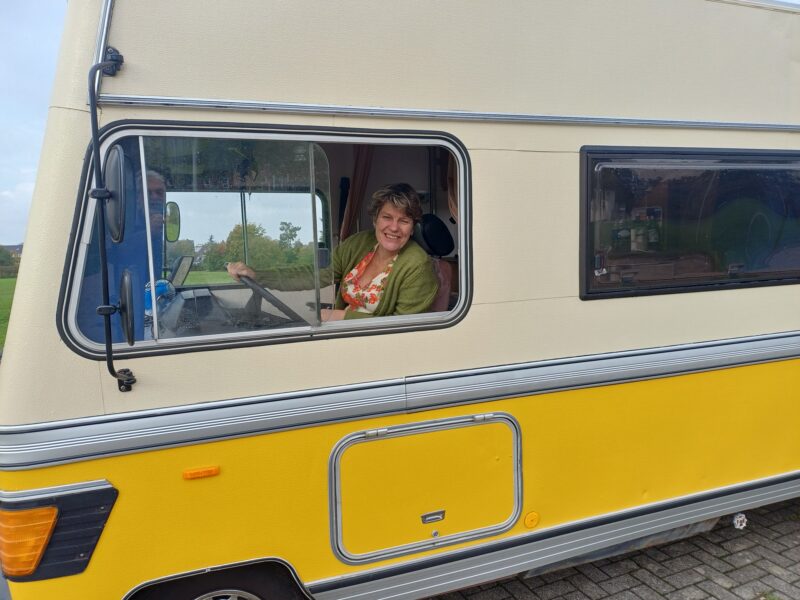 eigenaar in oldtimer