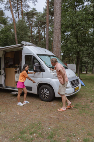 kinderen bij camper