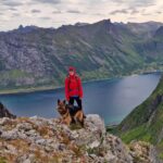 Op een berg in het Noorse Senja met uitzicht. Bernadet Heimans en hond