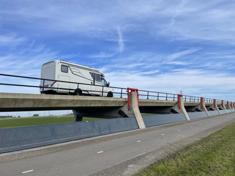 camper op brug