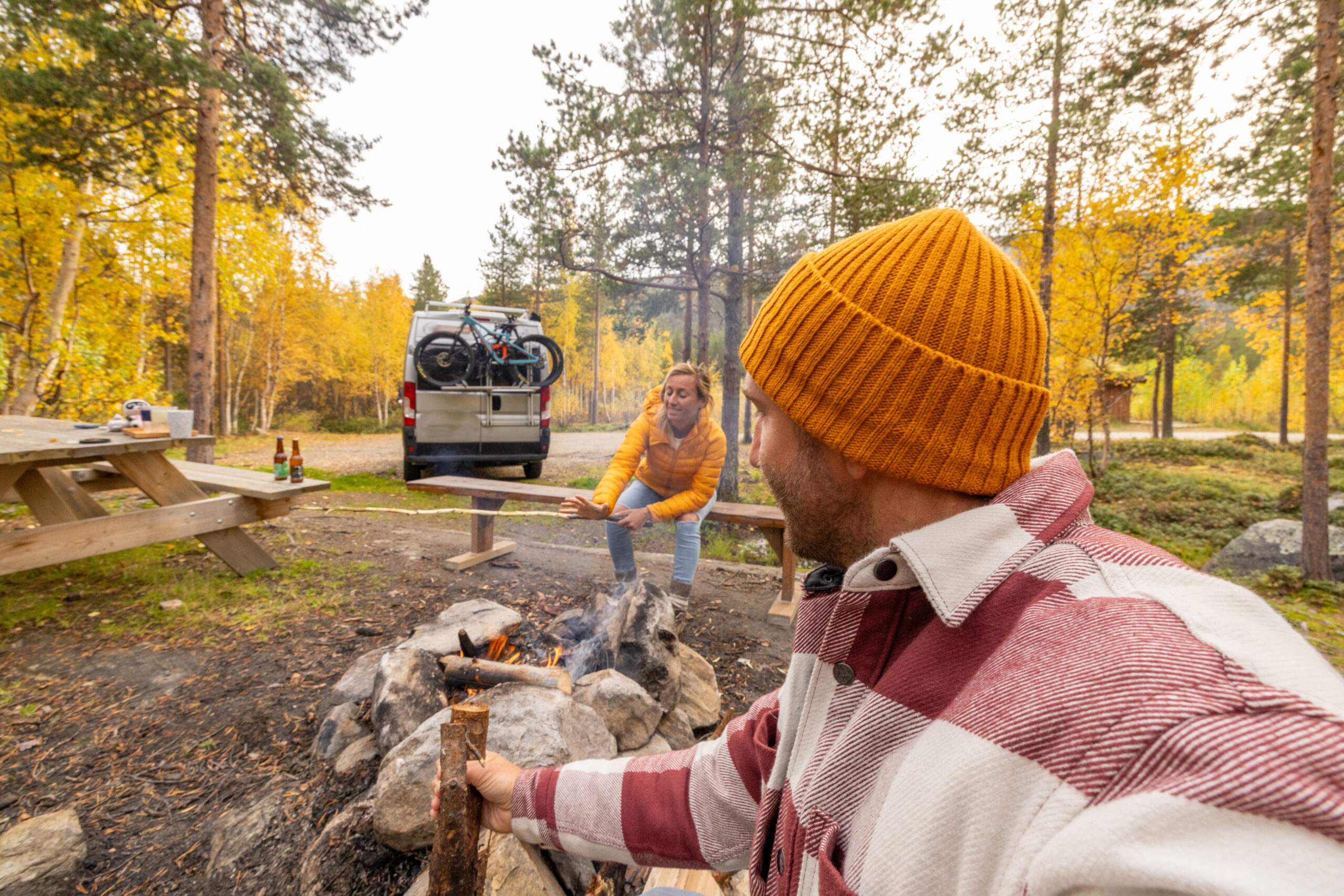 Stel voor camper bij kampvuur