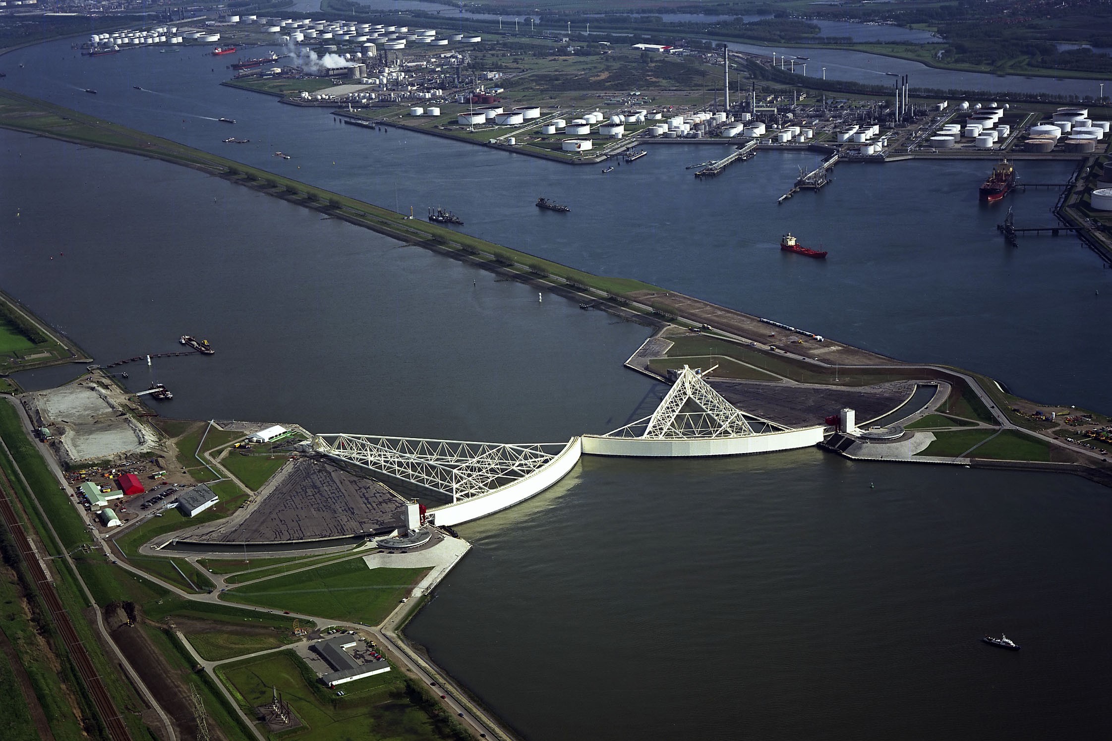 luchtfoto maeslantkering