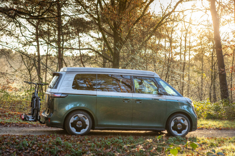 Groene Outbase camper in het bos