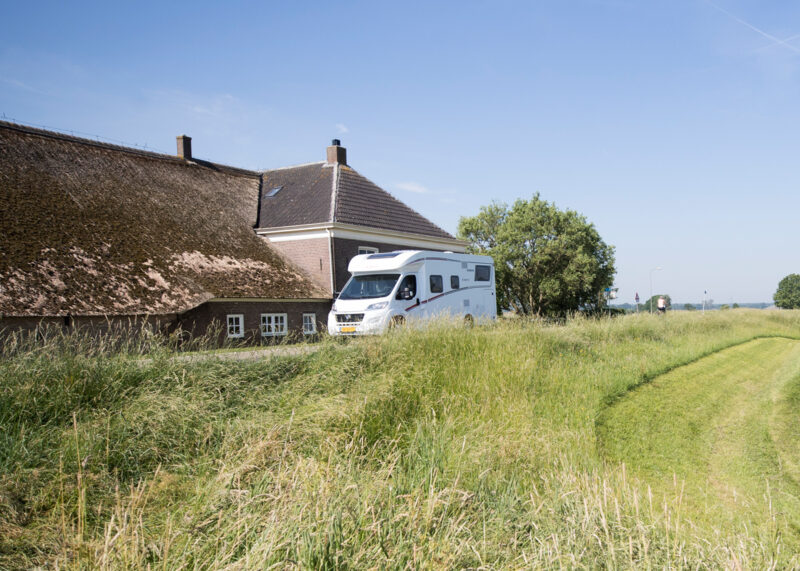 Camper rijdend door landschap
