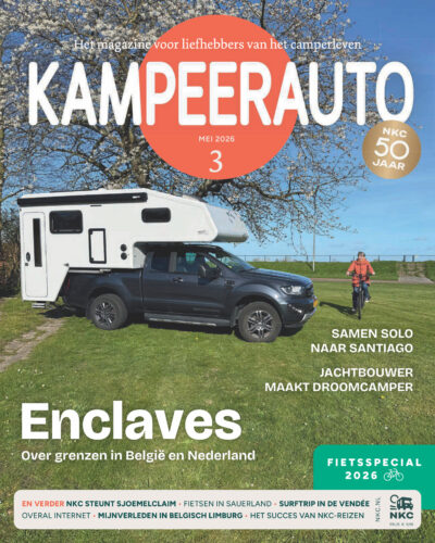 Cover van het magazine Kampeerauto 3-2026 met daarop een camper en fietser